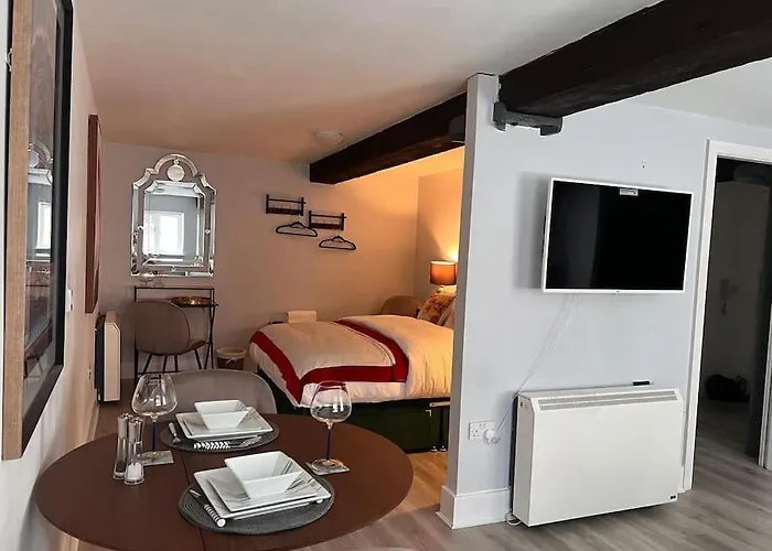 Peaceful City Centre - Studio Apartment